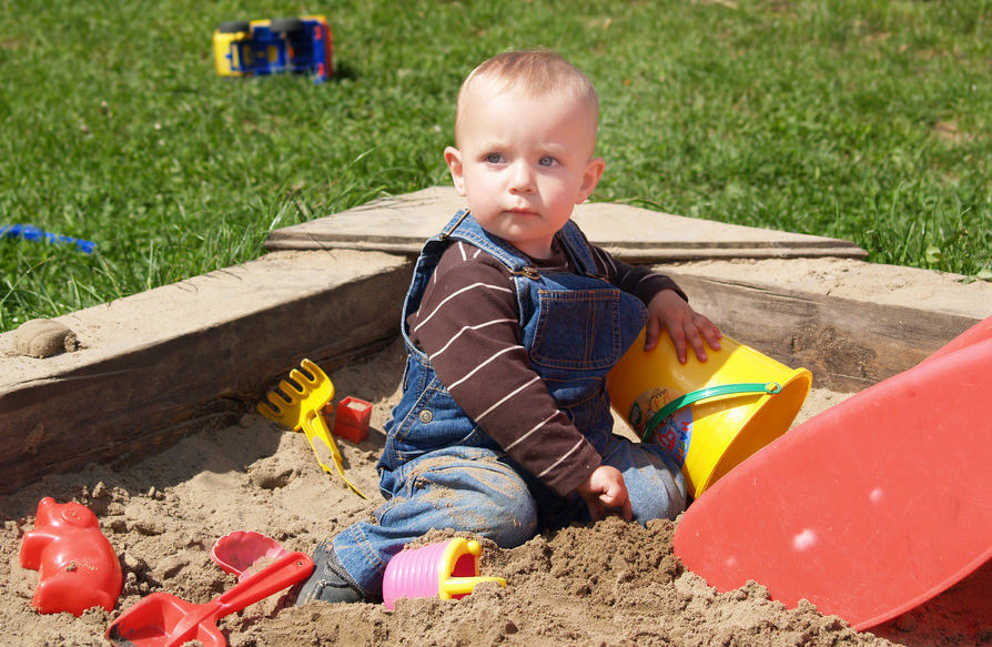 Schon ab dem 1. Lebensjahr können Kinder im Sand spielen Schon ab dem 1. Lebensjahr können Kinder im Sand spielen